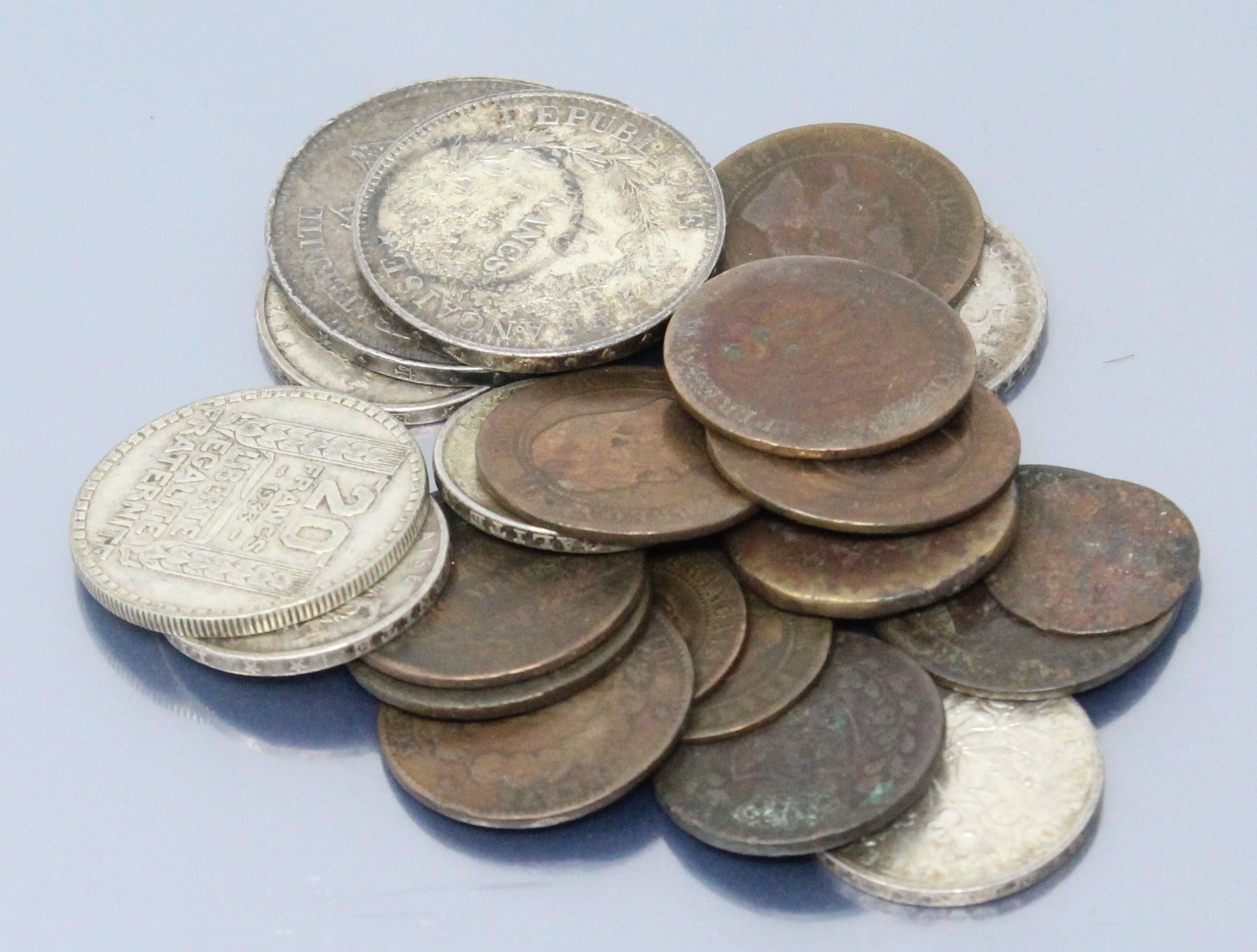 Null 
一批银币，主要是20世纪和法国的银币。 




重量：134克。 




在非贵重的夹子中附有大量的硬币。