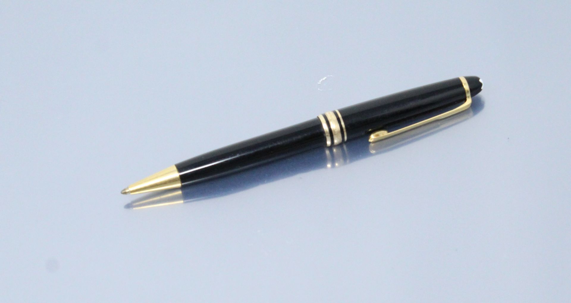 Null MONTBLANC

Ballpoint pen in black lacquer. 

Signed MONTBLANC Meisterstuck &hellip;