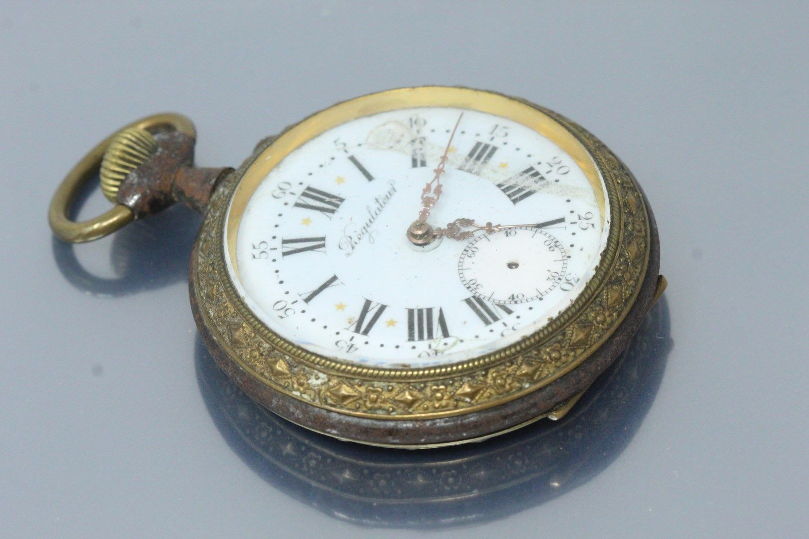 Null Metal gousset regulator, dial with Roman numerals for the hours and Arabic &hellip;