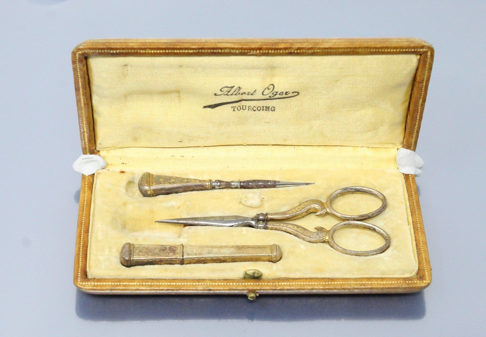Null 银色（野猪）缝纫套装，包括一个针架，一个打孔器和一把剪刀（破损），缺少模具。在阿尔伯特-奥热在图尔库因制造的一个案例中。

毛重：20.40克。