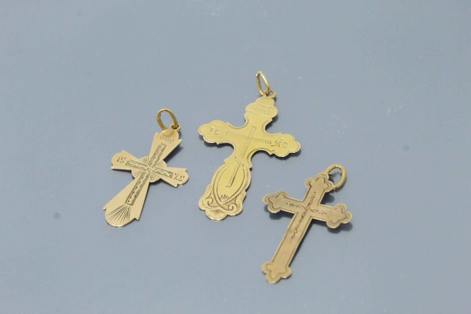 Null Lot de 3 pententifs en or jaune 14k (585) en forme de croix

Travail probab&hellip;