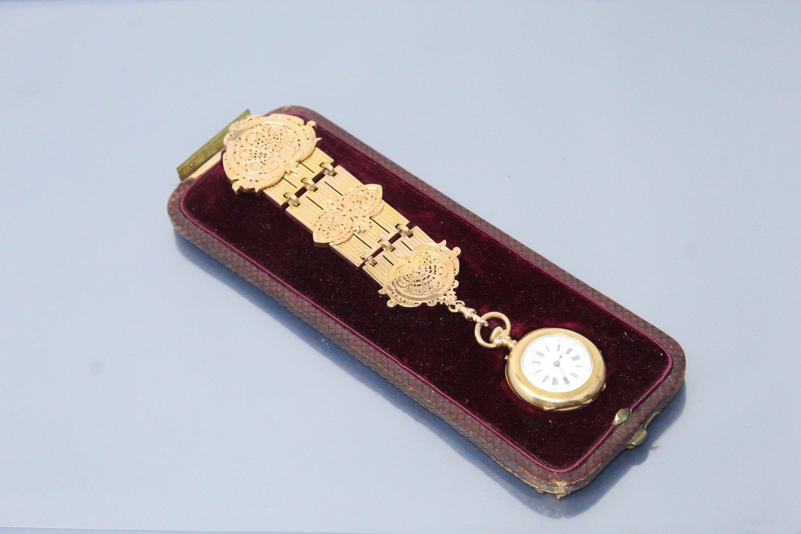 Null Eine Chatelaine aus 18k (750) Gold mit Palmetten und Akanthusblättern, der &hellip;