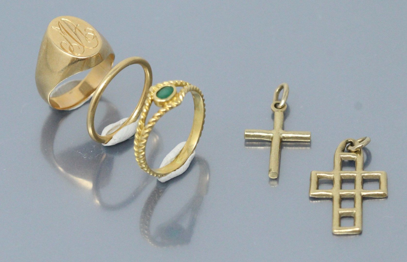 Null Lot of 18k (750) yellow gold including rings and pendants. 

Gross weight: &hellip;