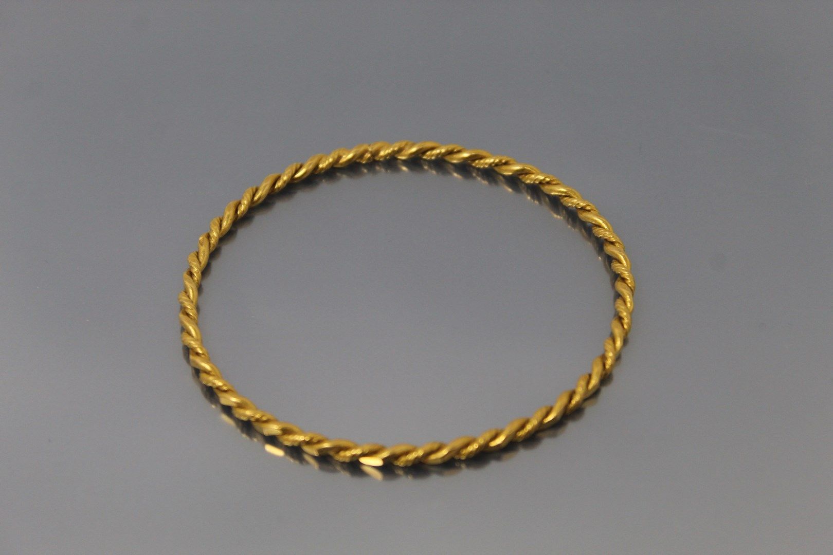 Null Geflochtenes starres Armband aus 18k (750) Gelbgold

Gewicht: 17,05 g.