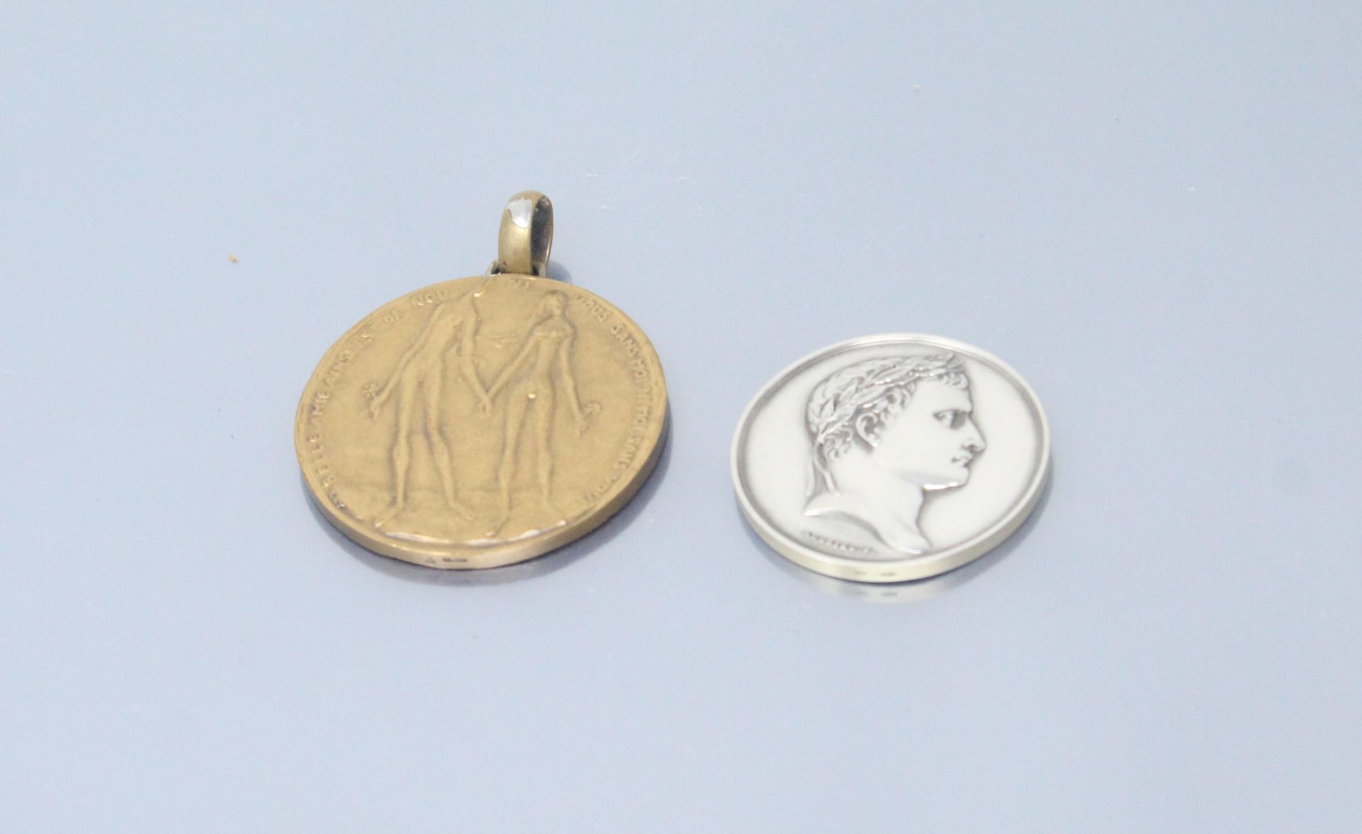 Null 拍品由两枚铜牌组成，代表拿破仑一世的Andrieu作品，代表友谊的Lay作品（装在吊坠里）。

直径：5厘米和4厘米

舱内空间