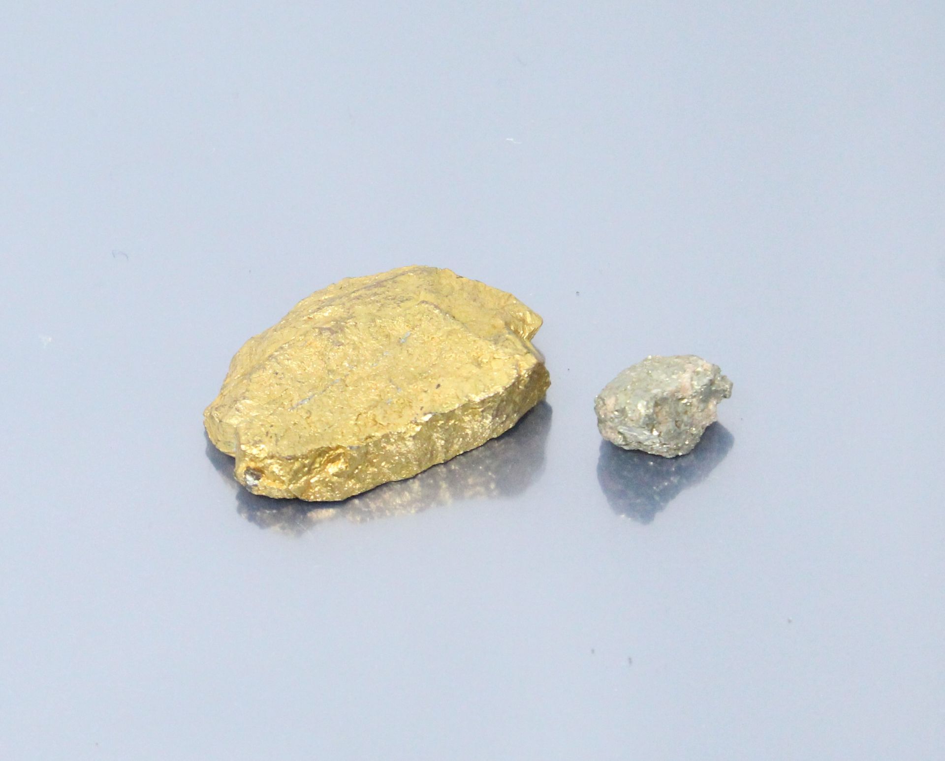 Null 纸上粗糙的黄铁矿一个。

重量：57.8克。
