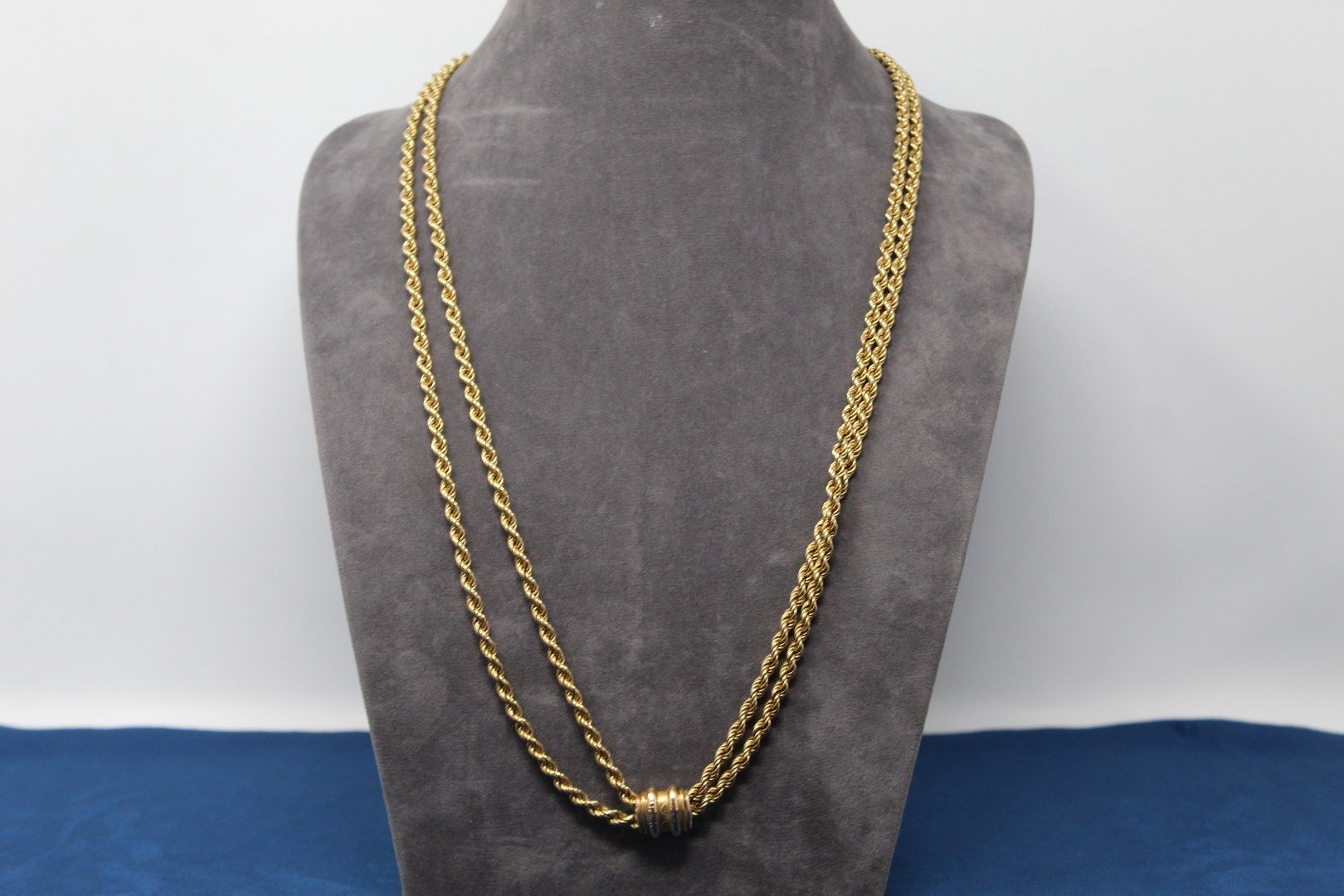 Null Important long necklace in yellow gold 18k (750) with twisted mesh. 

Lengt&hellip;