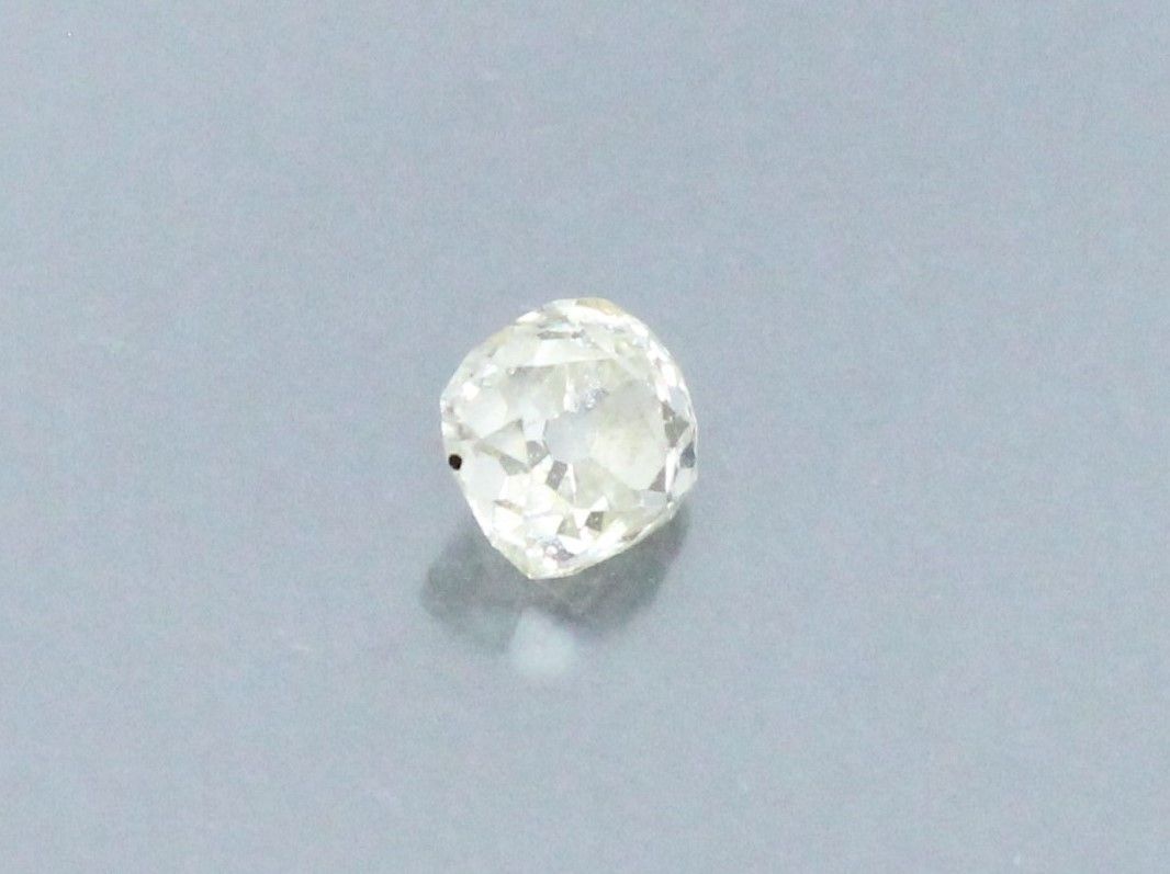 Null Diamante antiguo sobre papel. 

Peso : aprox. 0,40 ct.