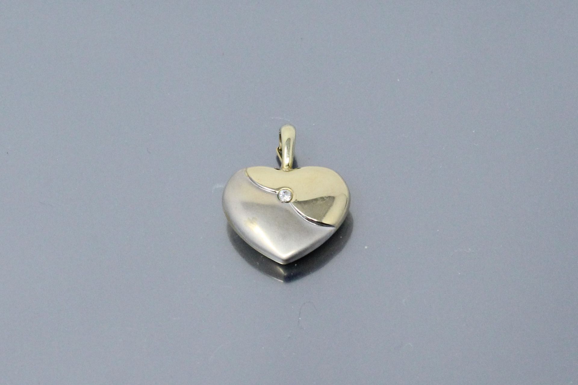 Null Yellow and white gold pendant in the shape of a heart, decorated with a whi&hellip;