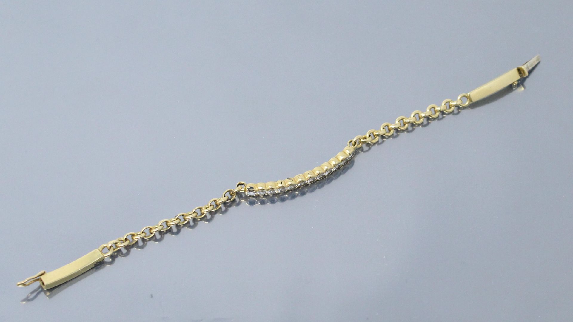 Null 18k (750) yellow gold bracelet set with a line of twelve diamonds. 

Wrist &hellip;