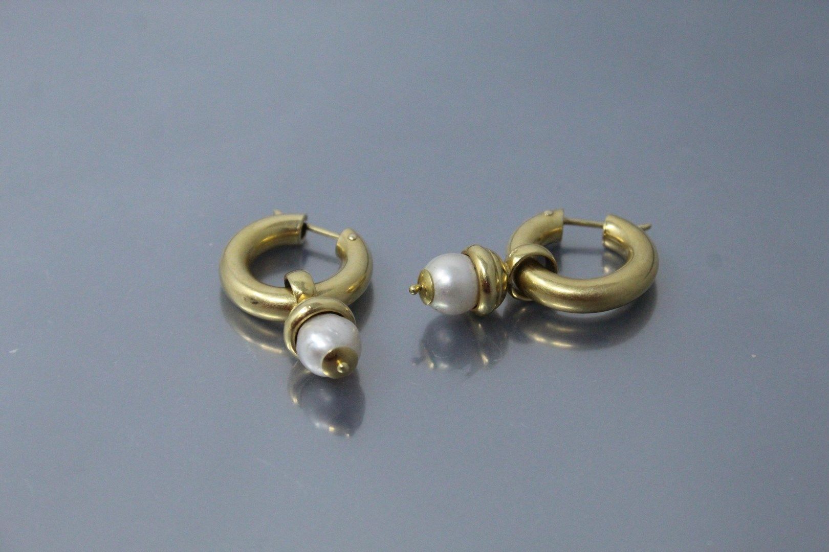 Null Paire de pendants d'oreille en or jaune 18k (750) ornée de perles de cultur&hellip;