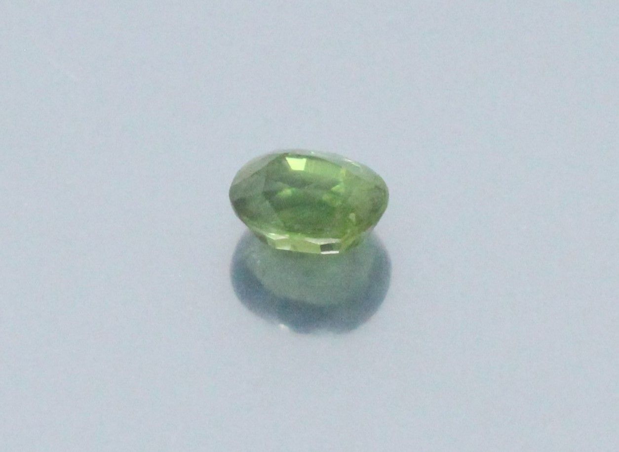 Null Green oval sapphire on paper. 

Weight : 2.92 cts.