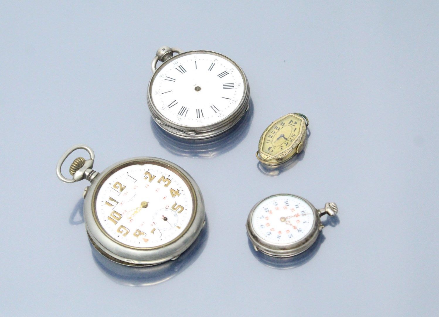 Null 一套破损的银质怀表和一个鎏金金属腕表盒。

银器的毛重：170克。