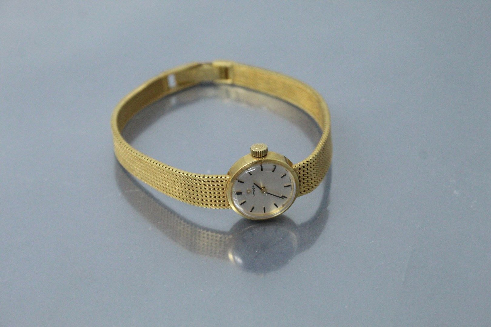 Null 
OMEGA 




Montre bracelet de dame, boîtier rond en or jaune 18k (750), ca&hellip;