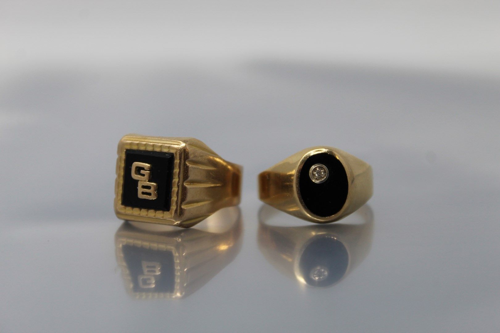 Null 
两枚18K(750)黄金和黑玛瑙签名戒指。 




有图案的GB。




手指大小：58 - 毛重：10.21克。