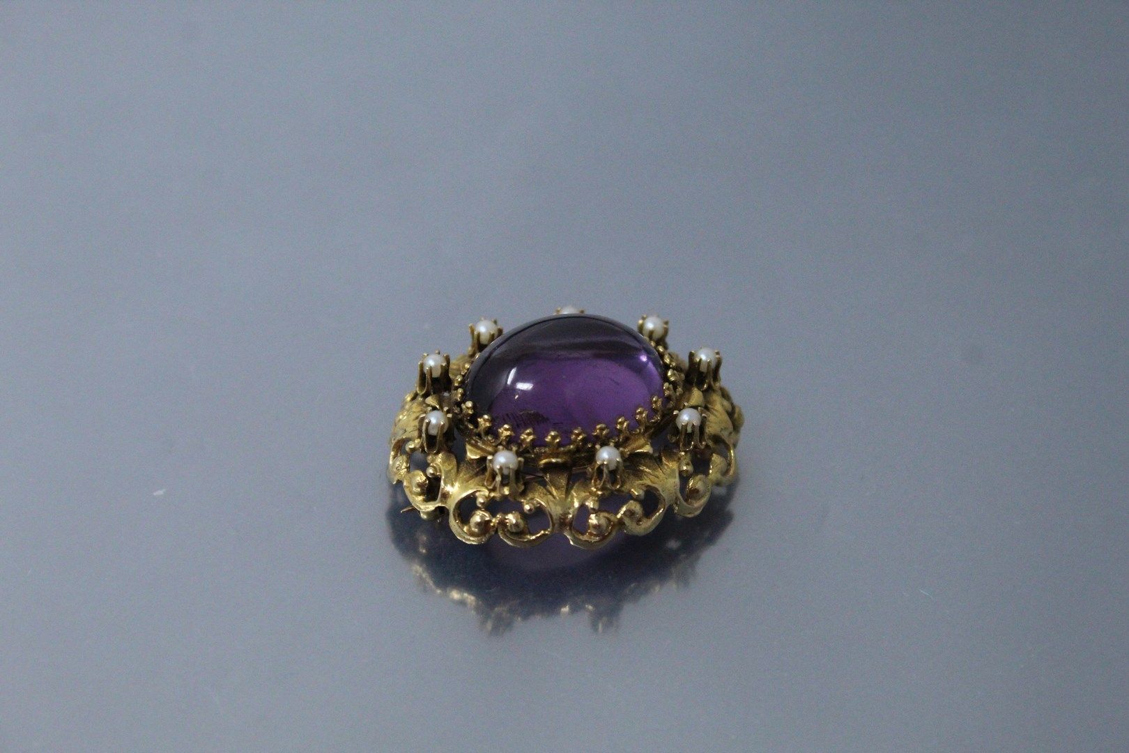Null 14k(585)黄金胸针，有一个大的凸圆形紫水晶和小珍珠。

毛重：11.40克。