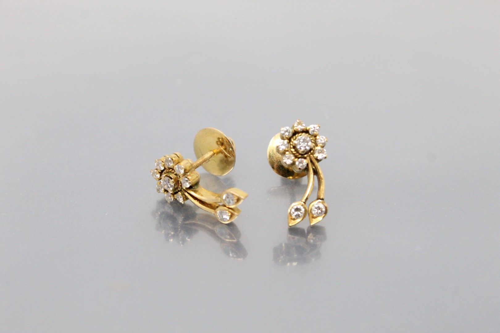 Null Pair of 14K (585) gold and diamond stud earrings. 

Gross weight: 4.74 g.