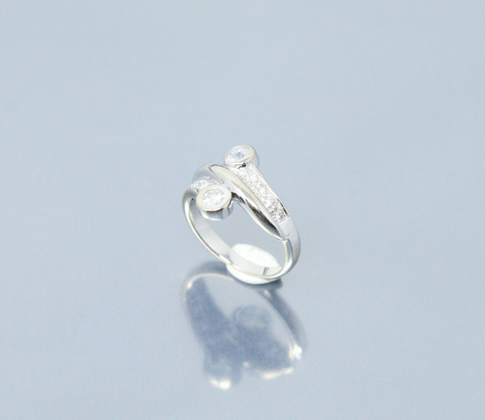 Null Toi&Moi戒指，18K(750)白金，镶嵌两颗主要的旧式和现代切割钻石以及一排明亮式切割钻石。

标有一个鹰头。

手指大小：53 - 毛重：5.&hellip;