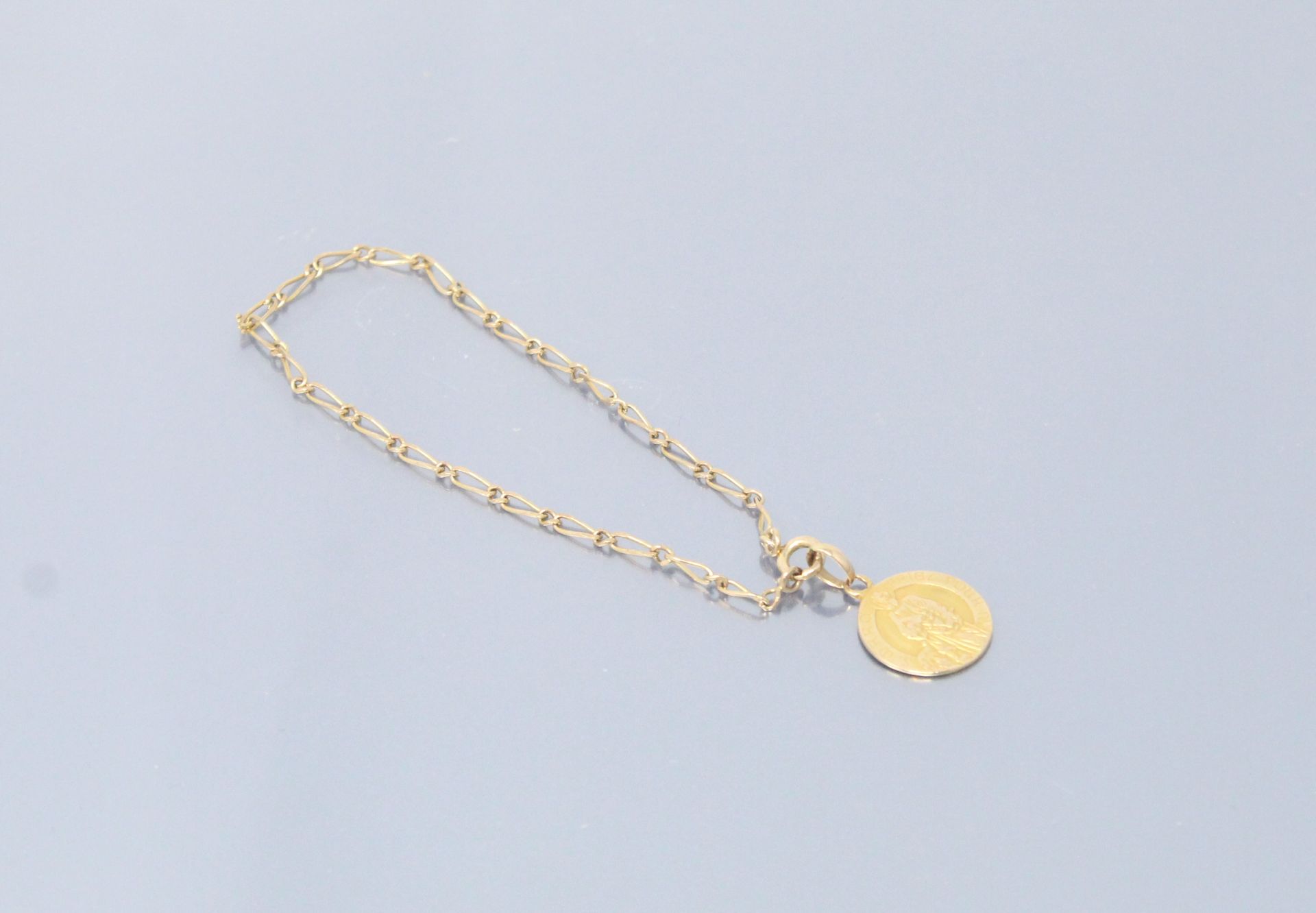 Null Pulsera de oro amarillo de 9k (375) con cadena de caballo y medalla de oro &hellip;
