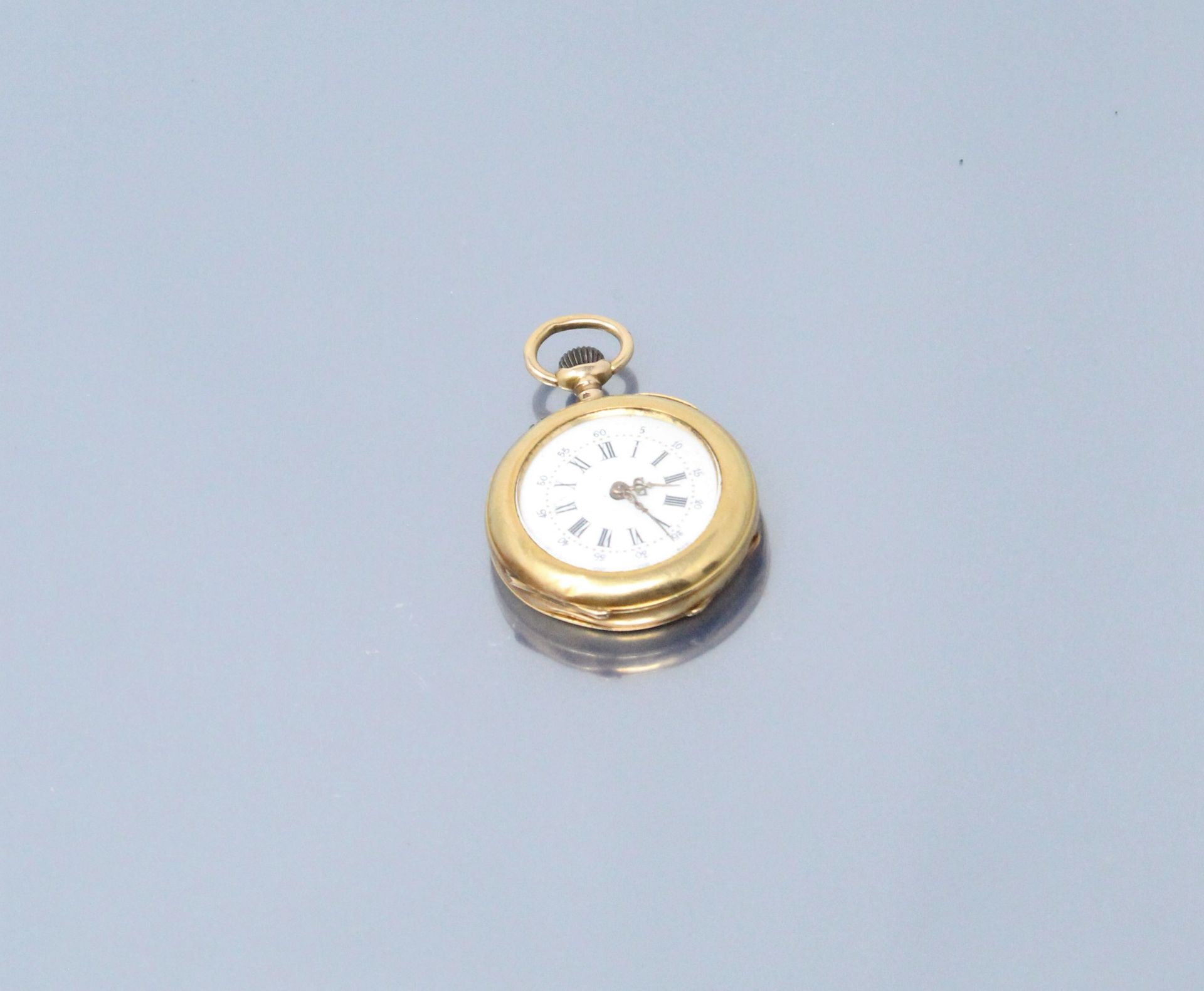 Null 颈部腕表，18K（750）黄金材质。白色表盘，小时为罗马数字，分钟为阿拉伯数字。

马头标志。

直径：30毫米。- 毛重：21.18克 -

(正在&hellip;