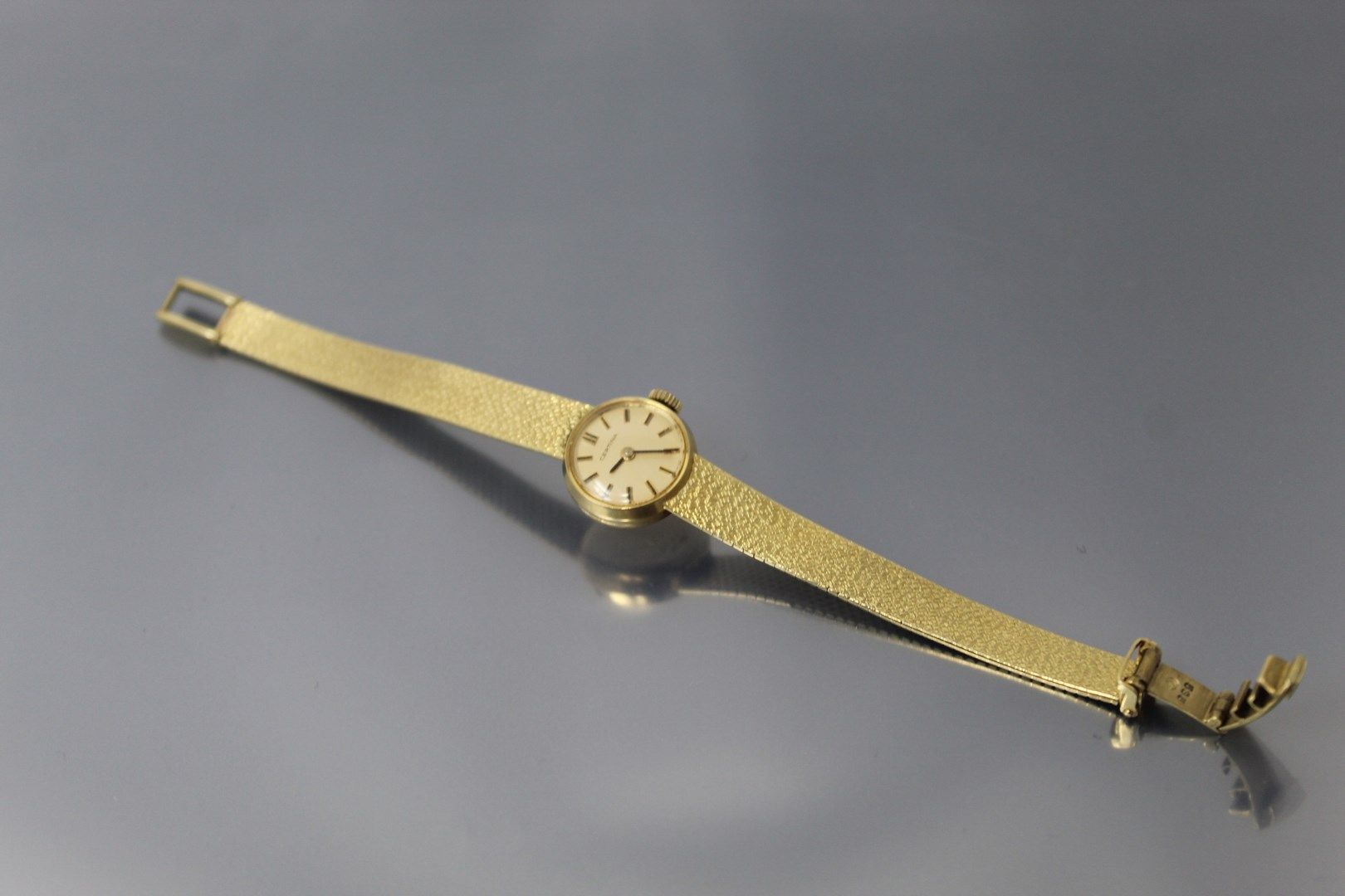 Null CERTINA

女士腕表，14K(585)黄金圆形表壳，黄金表盘上有巴顿标记。

签名：CERTINA。

机械机芯，手动上链。

18K（750）&hellip;