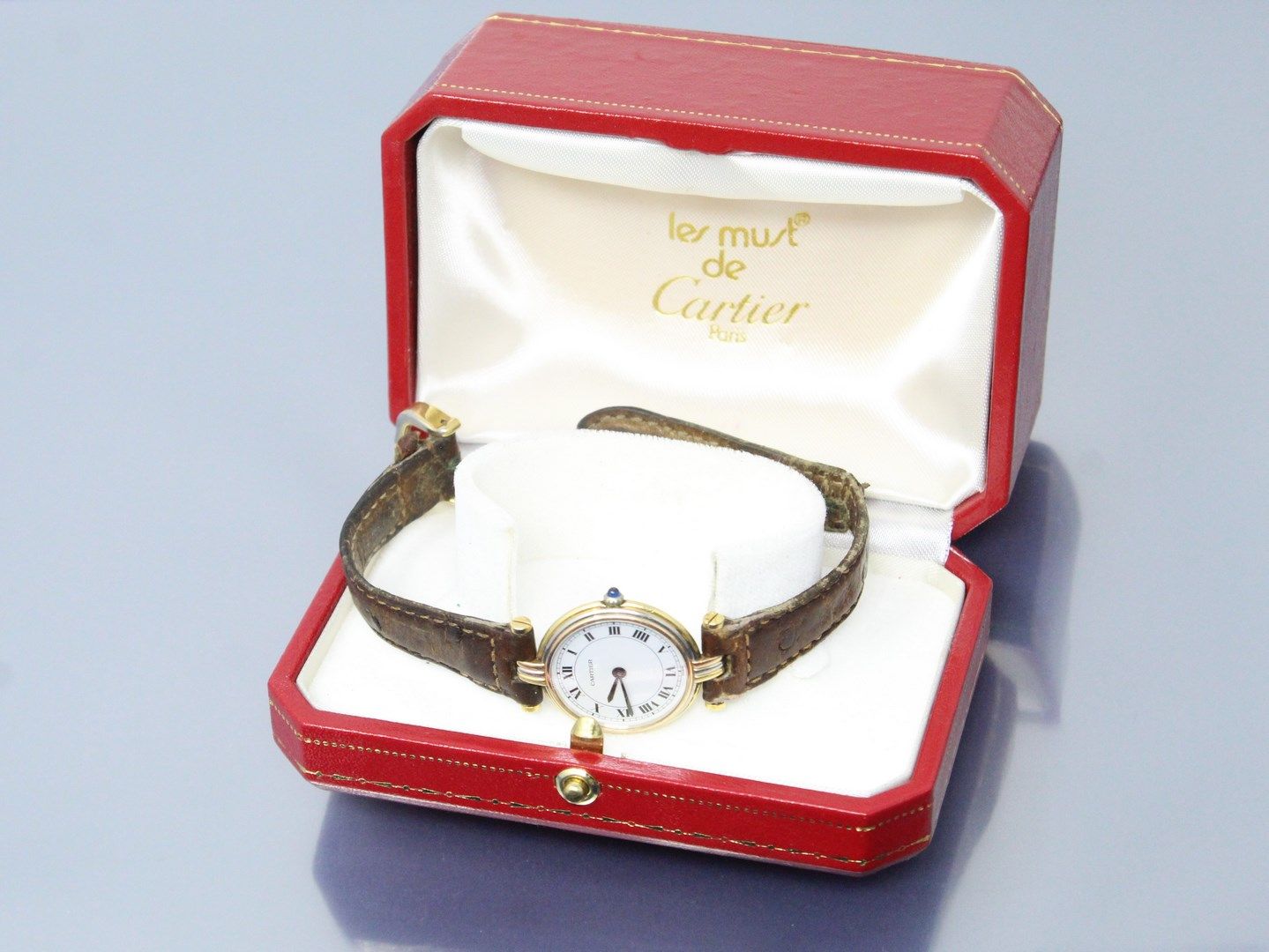 Null 卡地亚（必须的

女士腕表，18K（750）黄金和银质圆形表壳，白色表盘上有罗马数字和铁路。

石英机芯。

真皮表带，镀金金属扣。(事故)

直径：&hellip;