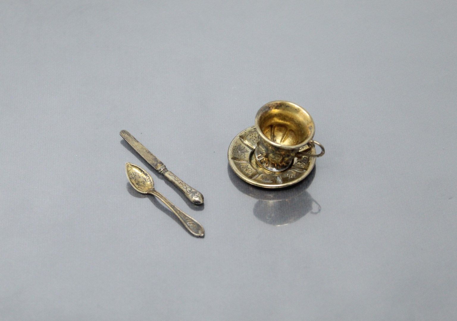 Null 银器餐具的一部分，由杯子、杯下、刀和勺子组成。

19世纪。

(事故和丢失的零件。)

重量：11.51克。