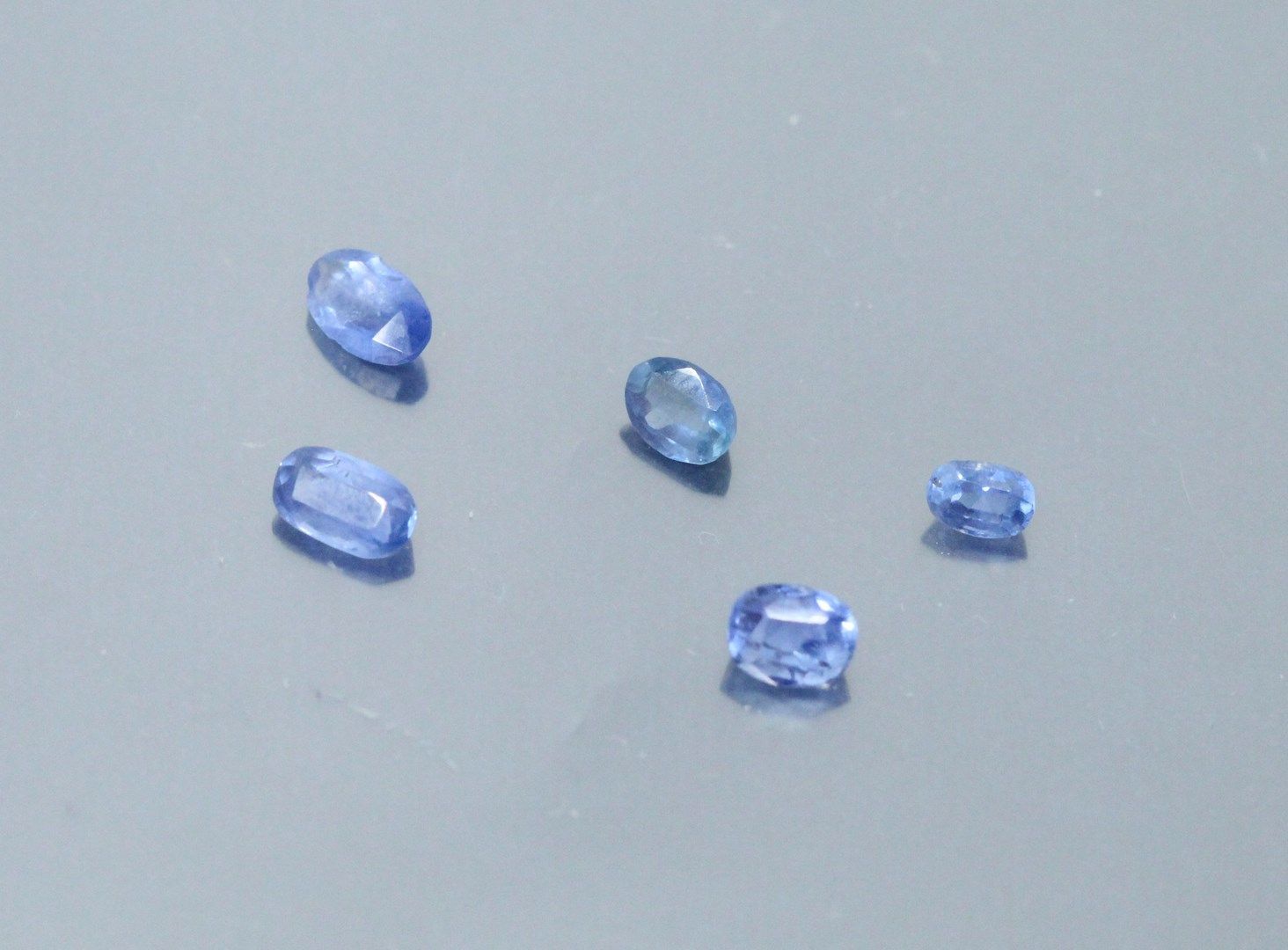 Null 纸上五颗蓝宝石拍品。

锡兰，未加热。

重量：约3.90克拉