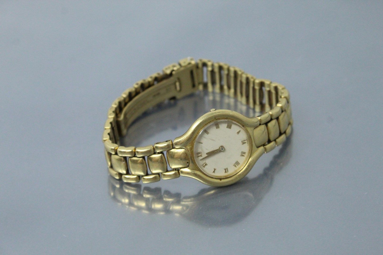 Null 
EBEL




女士腕表，18K（750）黄金圆形表壳，奶油色背景表盘，罗马数字时标。 




签名为EBEL模型BELUGA。




石英机&hellip;