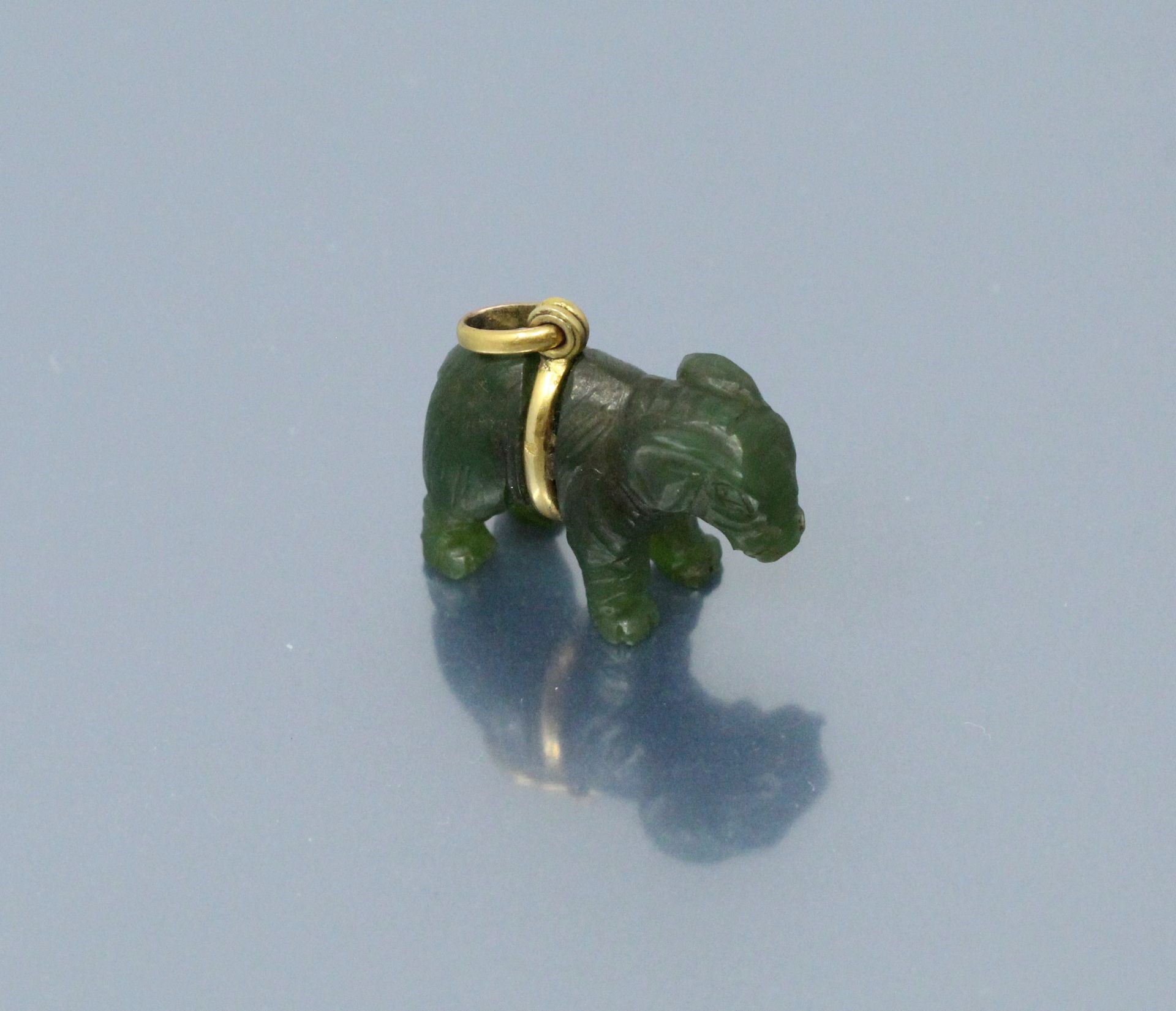 Null 硬绿石吊坠，造型为大象，镶嵌在18K（750）黄金中。

毛重：3.65克。

(缺失后备箱)