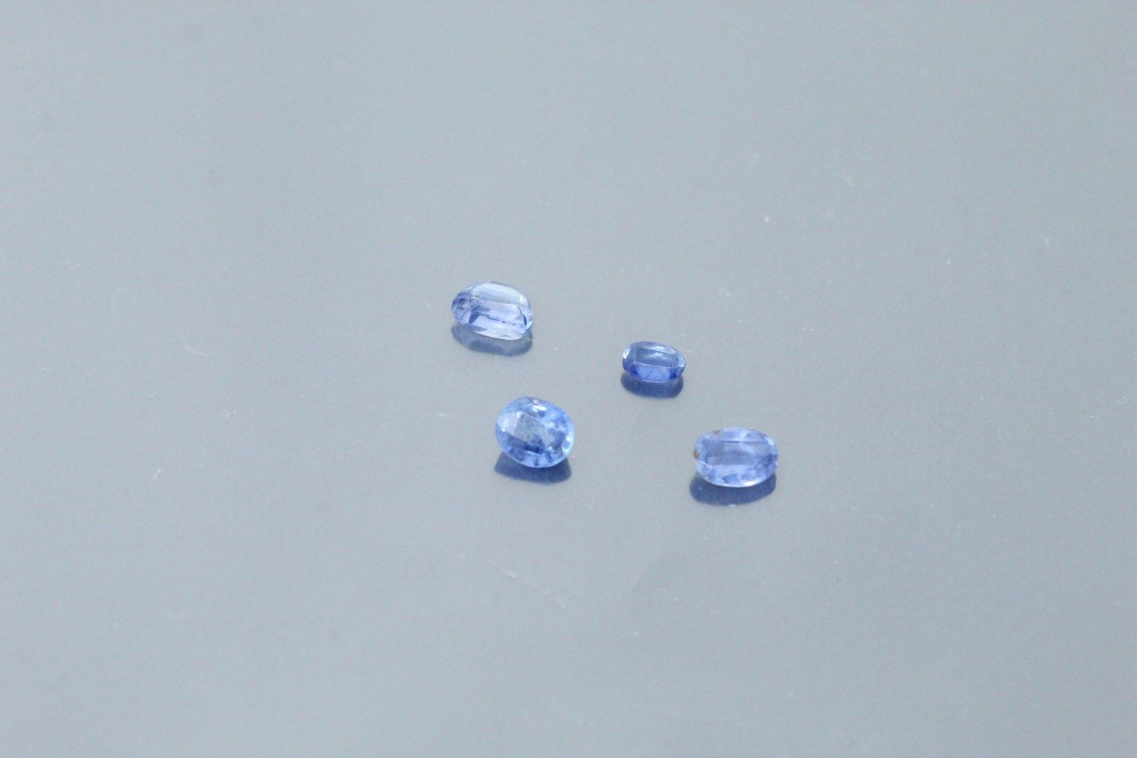 Null 纸上四颗蓝宝石拍品。

锡兰，未加热。

重量：约3.25克拉