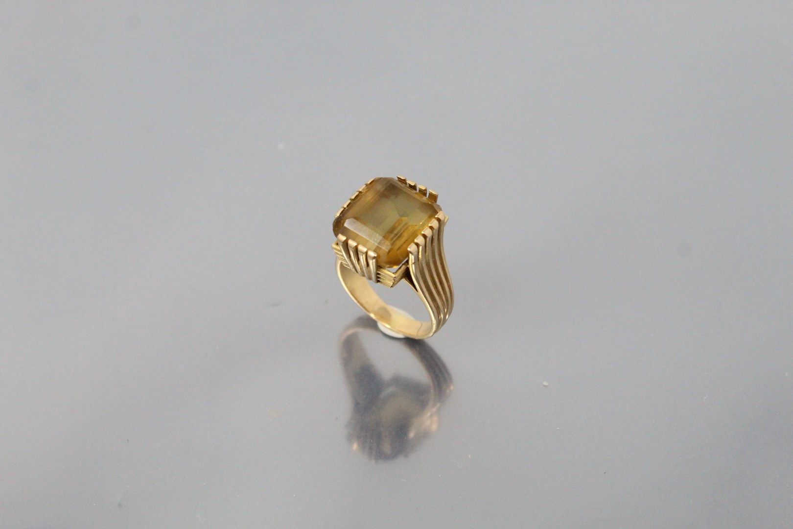 Null 18K(750)黄金戒指，镶嵌长方形切割黄水晶。

手指大小：55 - 毛重：9.94g。