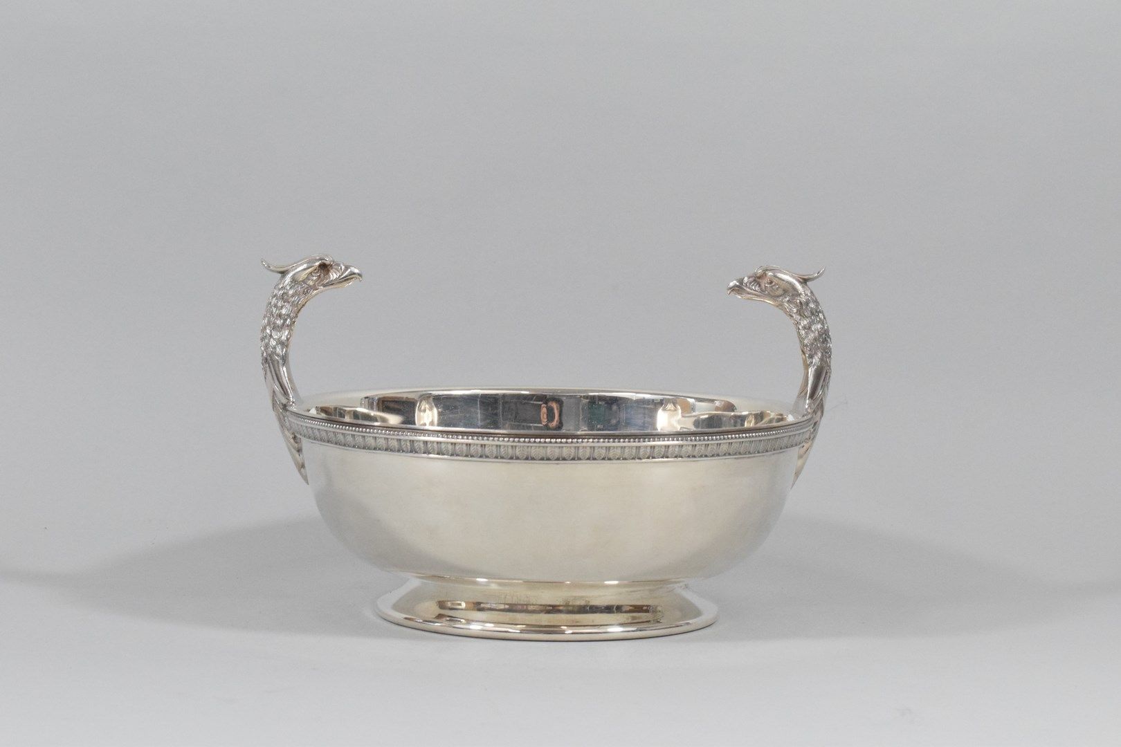 Null 杯子两侧有镀银金属的鹰头。

Goldsmith : Christofle.

直径：22.5厘米。