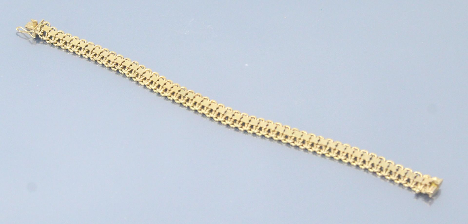 Null 18k (750) yellow gold bracelet with fancy mesh.

Eagle head hallmark. 

Wri&hellip;