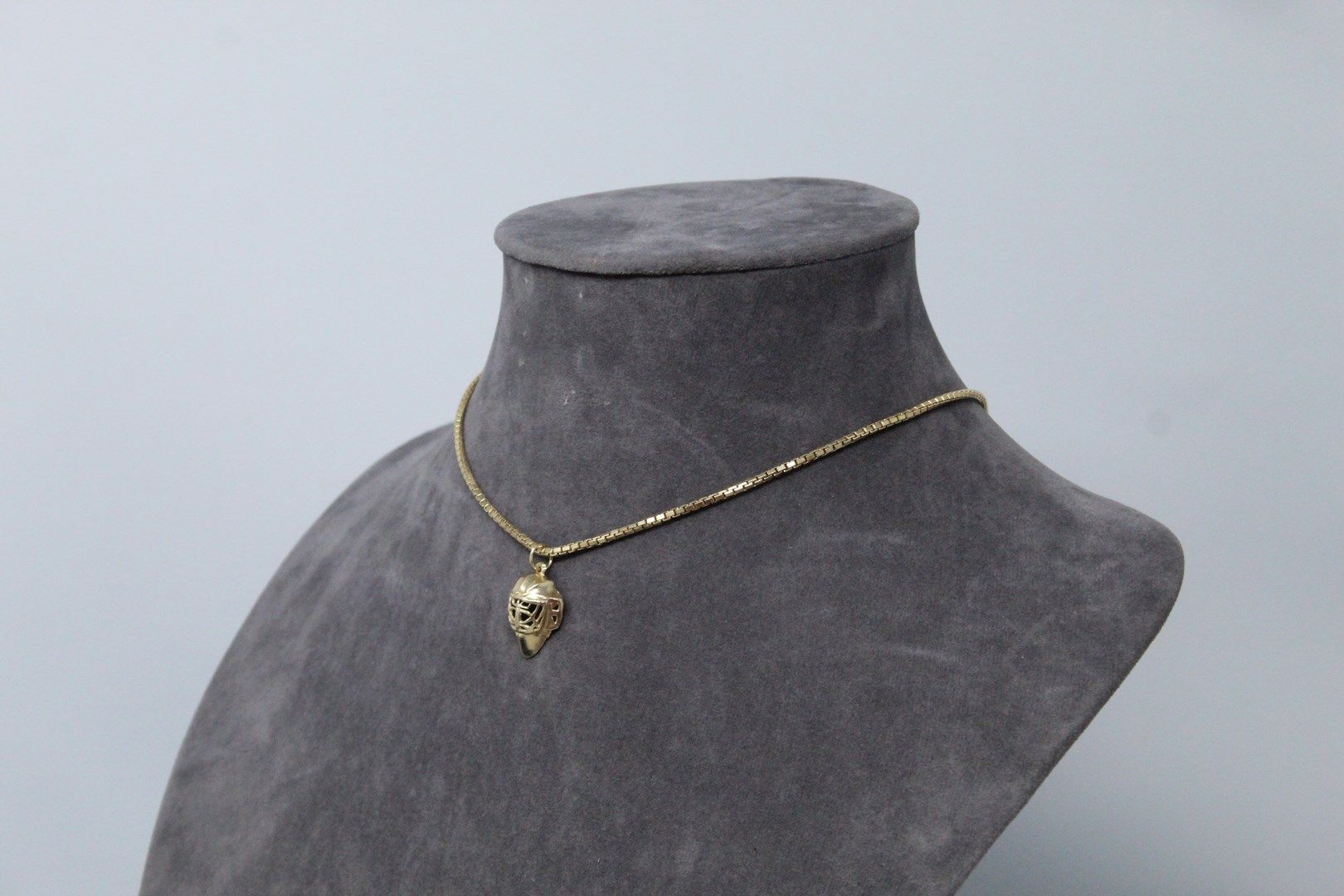 Null 9k(375)黄金链，带有威尼斯链节和一个9k(375)黄金 "头盔 "吊坠。

颈部长度：50厘米。- 重量：15.64克。