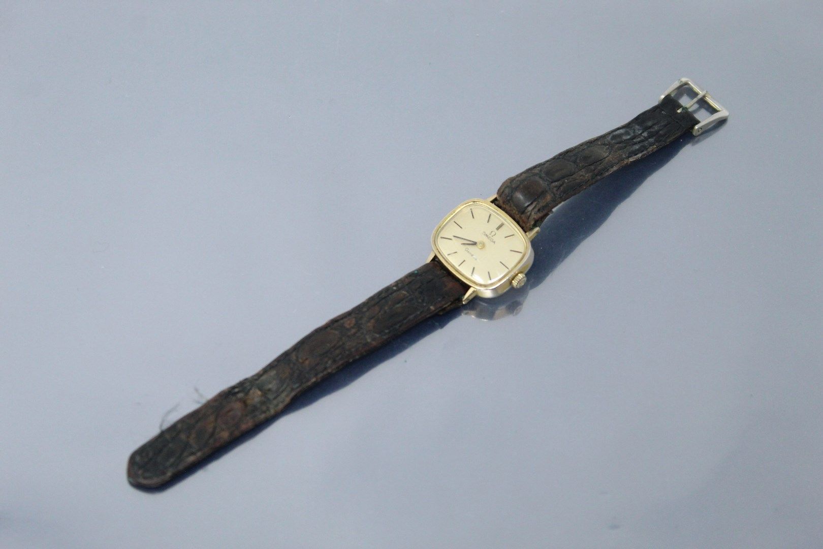 Null OMEGA

Montre bracelet de dame, boîtier ovale en métal doré, cadran à fond &hellip;