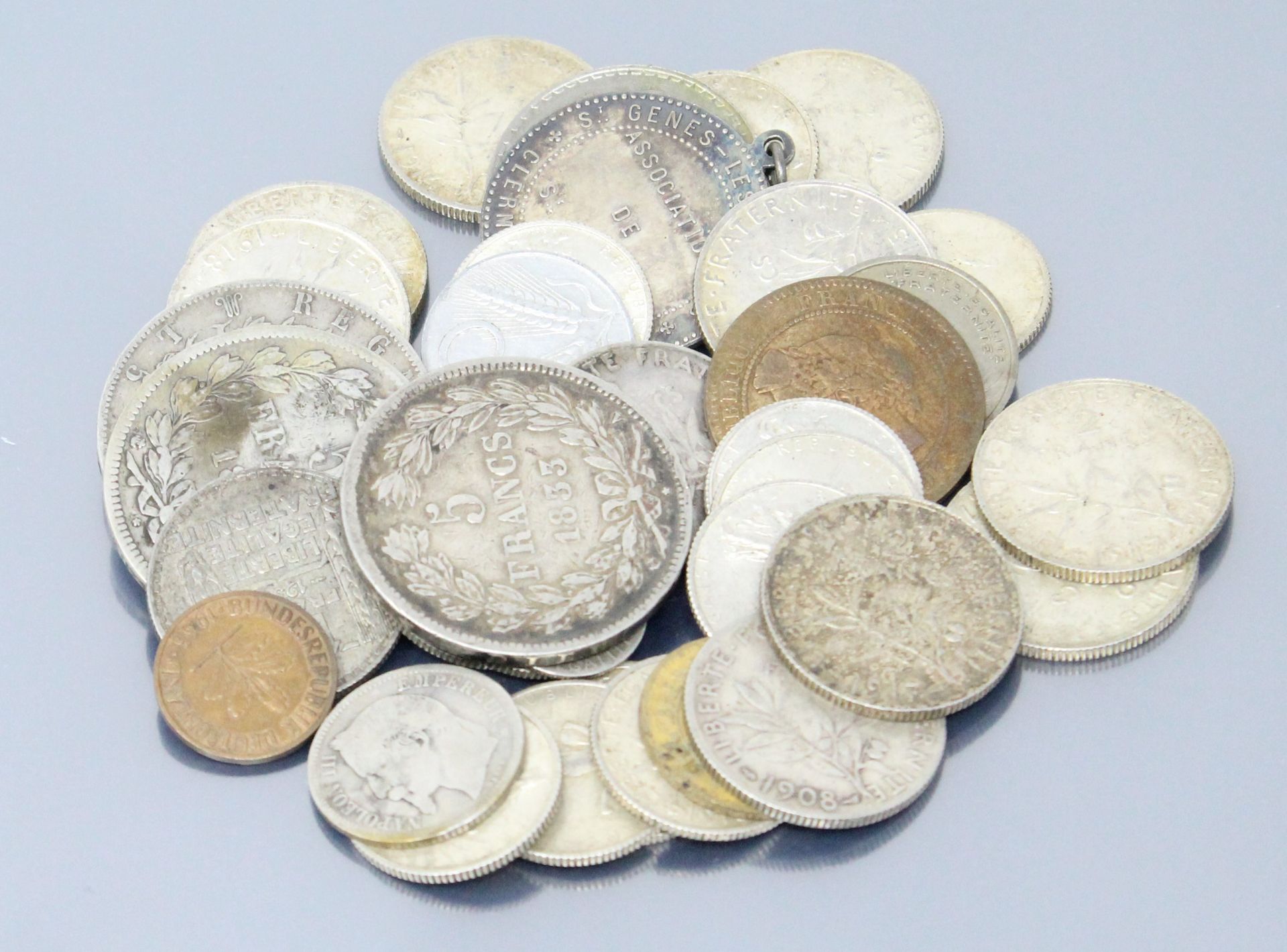 Null 一批法国和外国银币，主要是20世纪的。

重量：263克。

附有大量的非贵金属硬币。