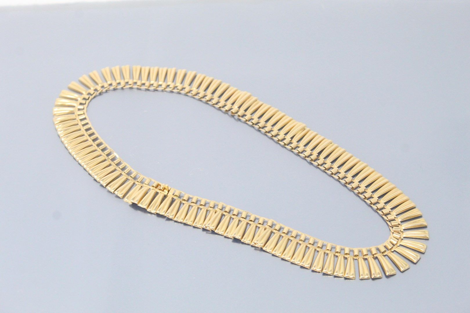 Null Halskette aus 18k (750) Gelbgold mit strahlenförmigen Anhängern aus Gadroon&hellip;