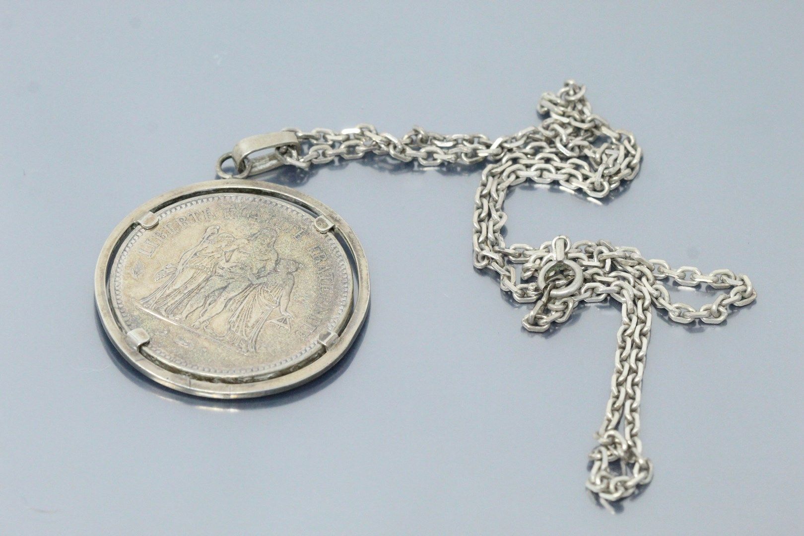 Null 50法郎银币Hercules 1975作为吊坠（未焊接）安装在一个银链上（螃蟹）。

总重量：52.60克。