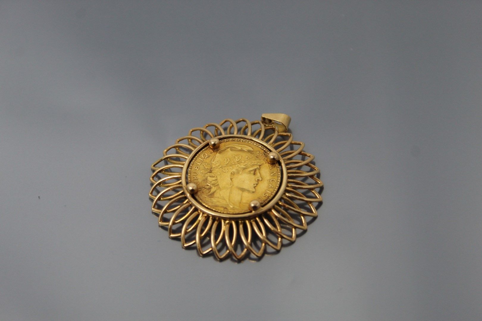 Null 18K(750)黄金镂空吊坠，镶嵌着一枚20法郎的科克硬币（1914年）。

重量：14.10克。