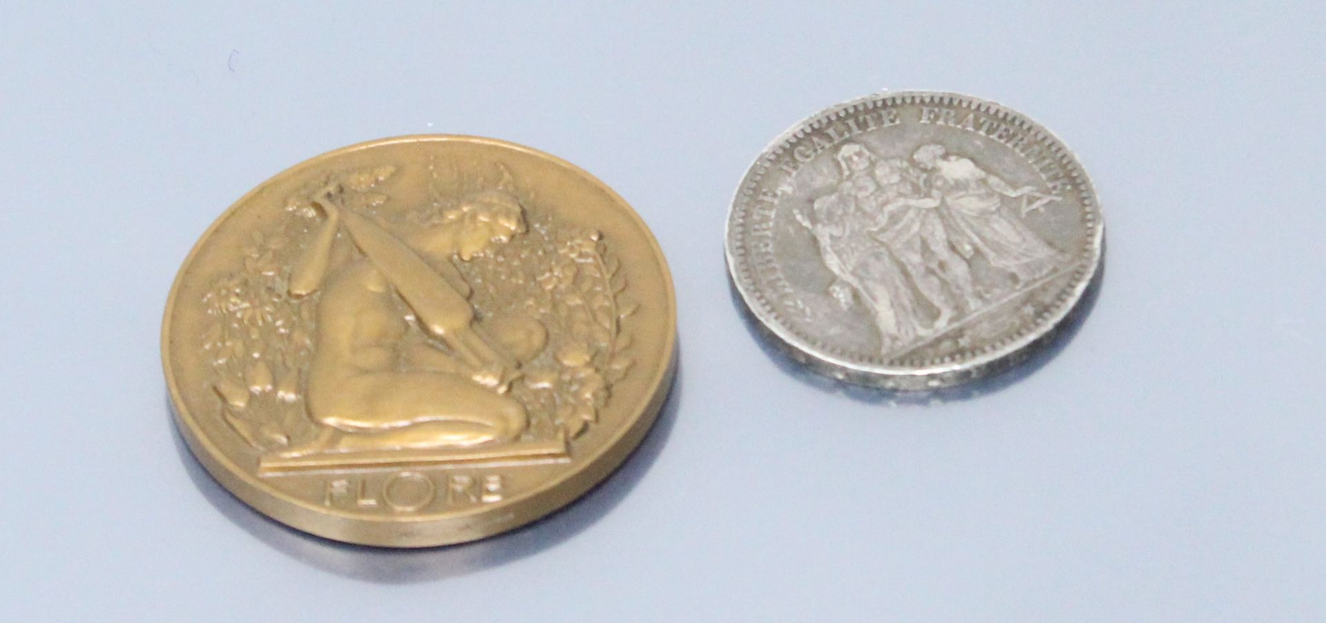 Null Lot comprenant : 

- 5 francs Hercule en argent (1873 A) 

- Médaille, Monn&hellip;