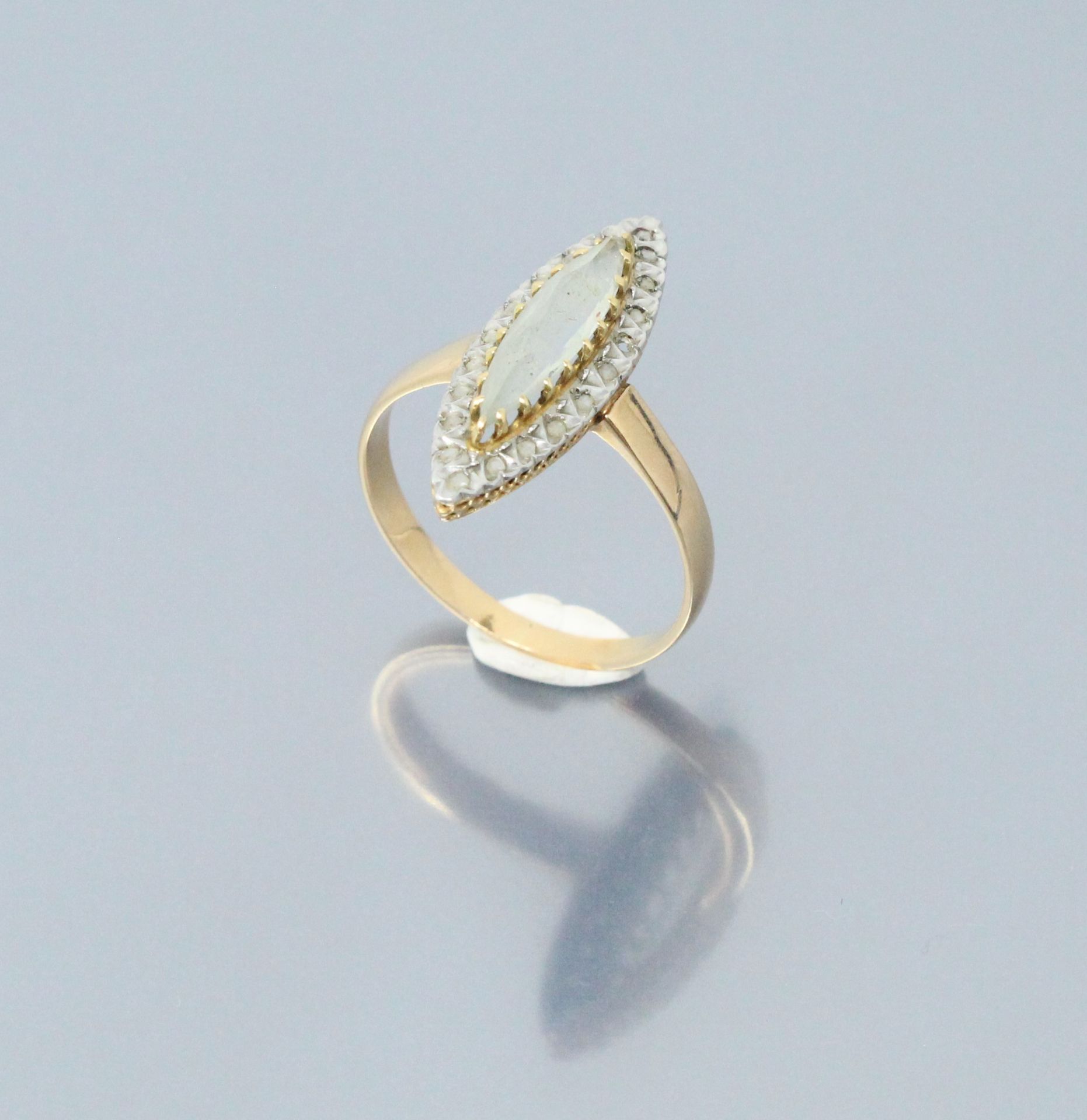 Null 18k(750)黄金和白金脐带戒指，在钻石底座上镶嵌了一颗精美的脐带石（缺失）。

手指大小：60 - 重量：3.30克。