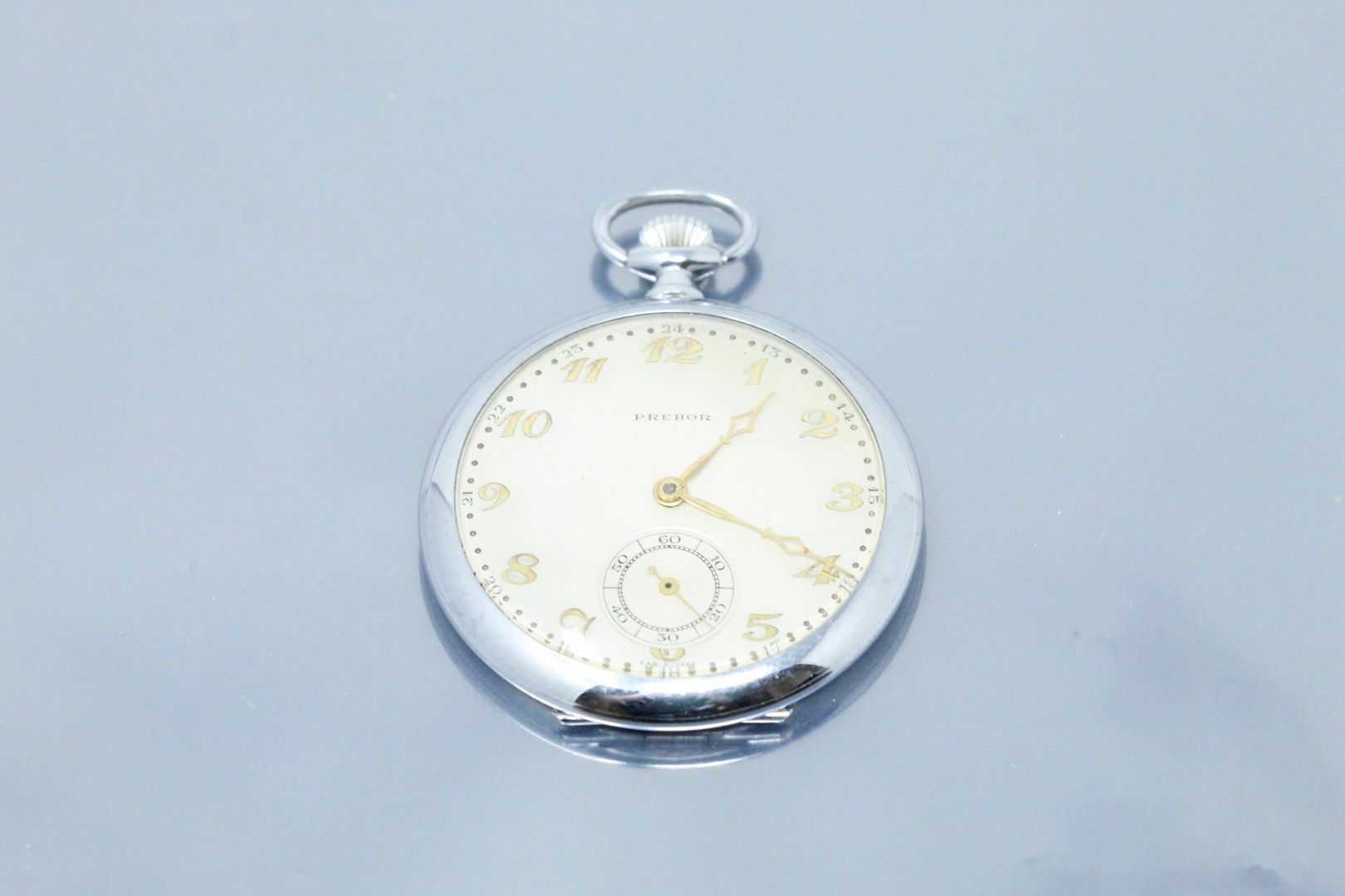 Null PREHOR

Reloj de bolsillo de acero, esfera color crema, números árabes para&hellip;