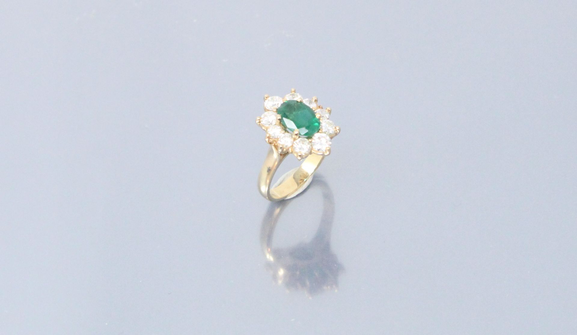 Null 18K(750)黄金菊花戒指，镶有钻石的椭圆形祖母绿。

主印章。

鹰头标志。

祖母绿宝石的重量：约1.70克拉。 

手指大小：52 - 毛重：&hellip;