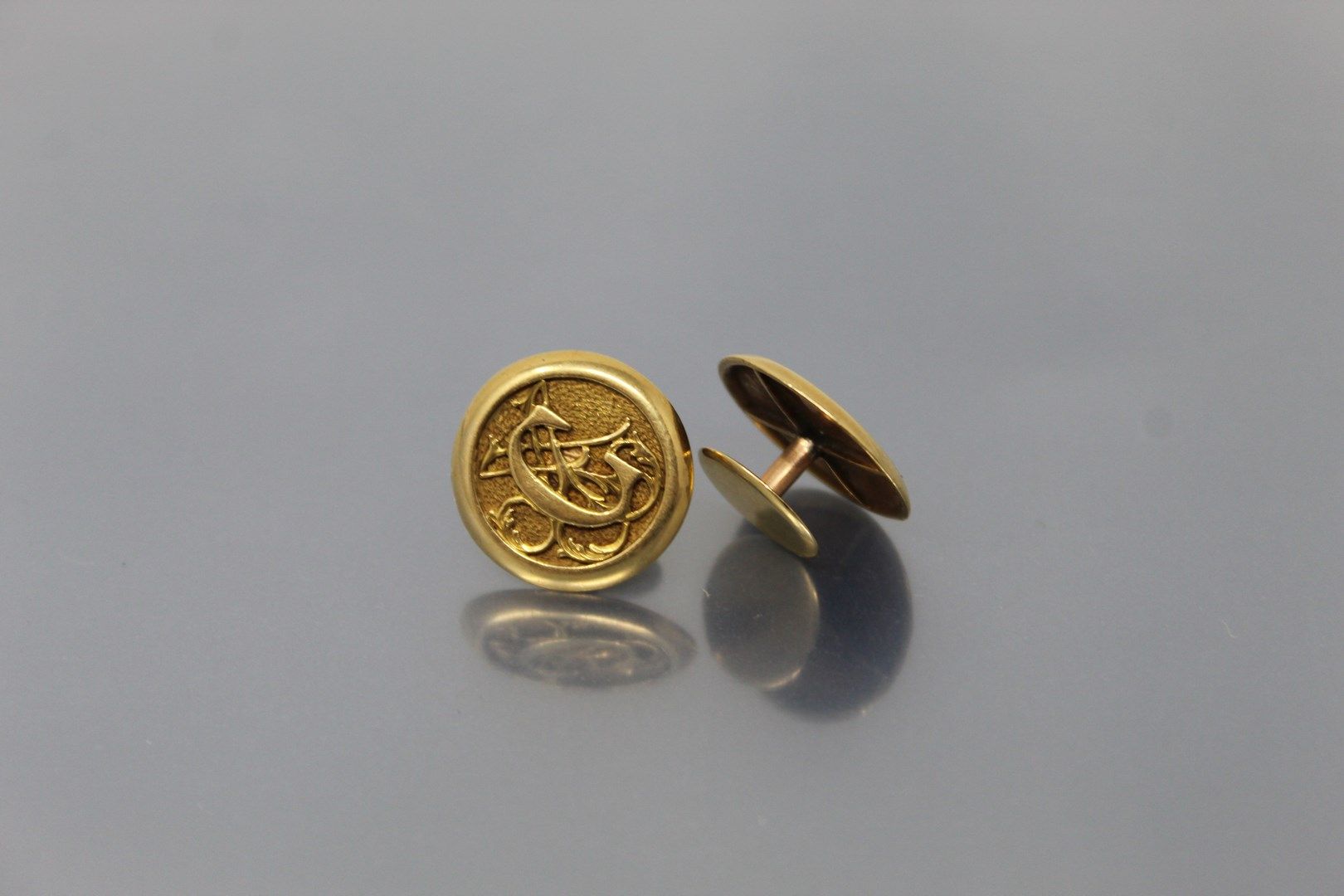 Null Pair of 18k (750) yellow gold cufflinks, circular shape, embossed with C on&hellip;
