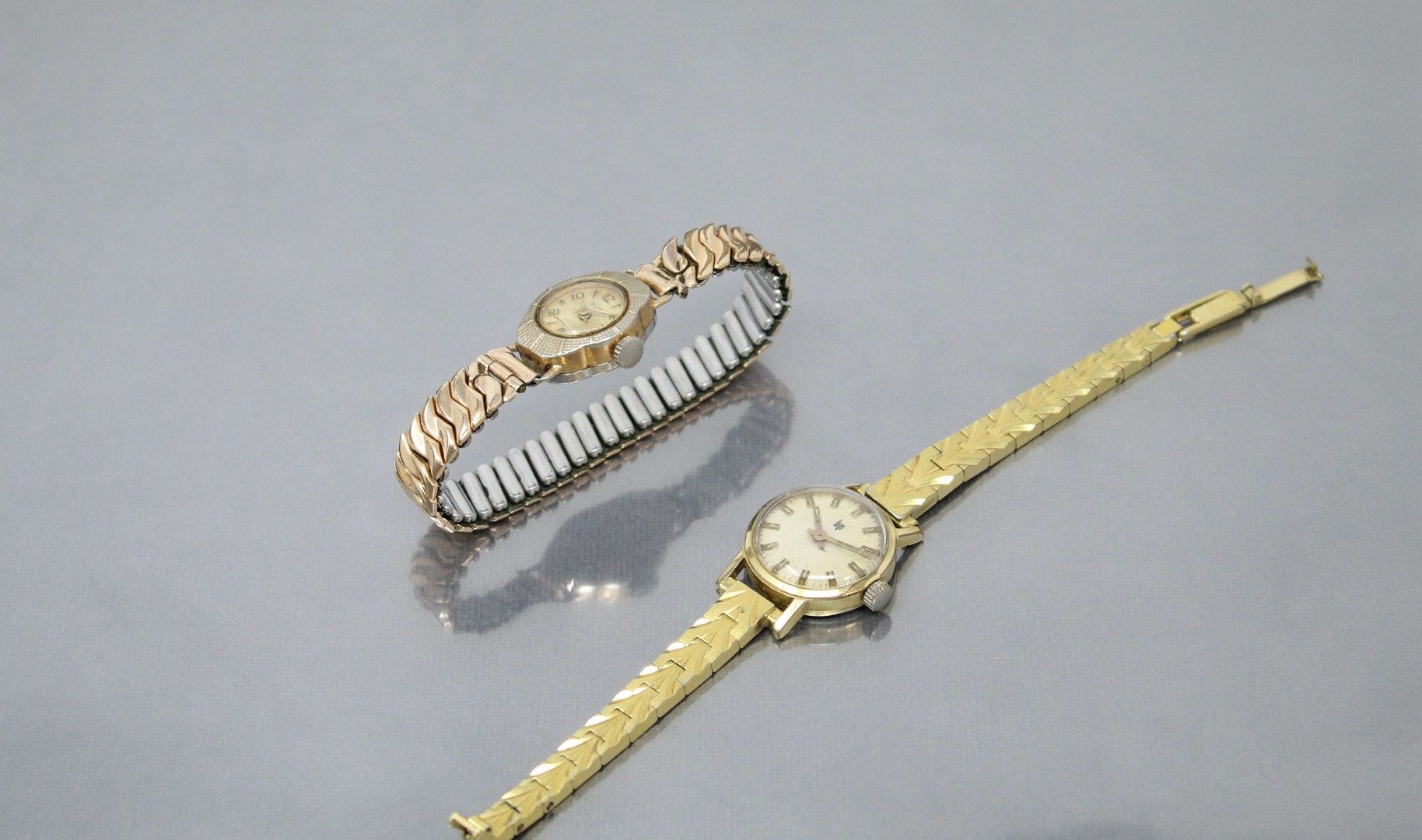 Null 
Lot de deux montres bracelet de dame en métal doré. L'une signée LIP, l'au&hellip;