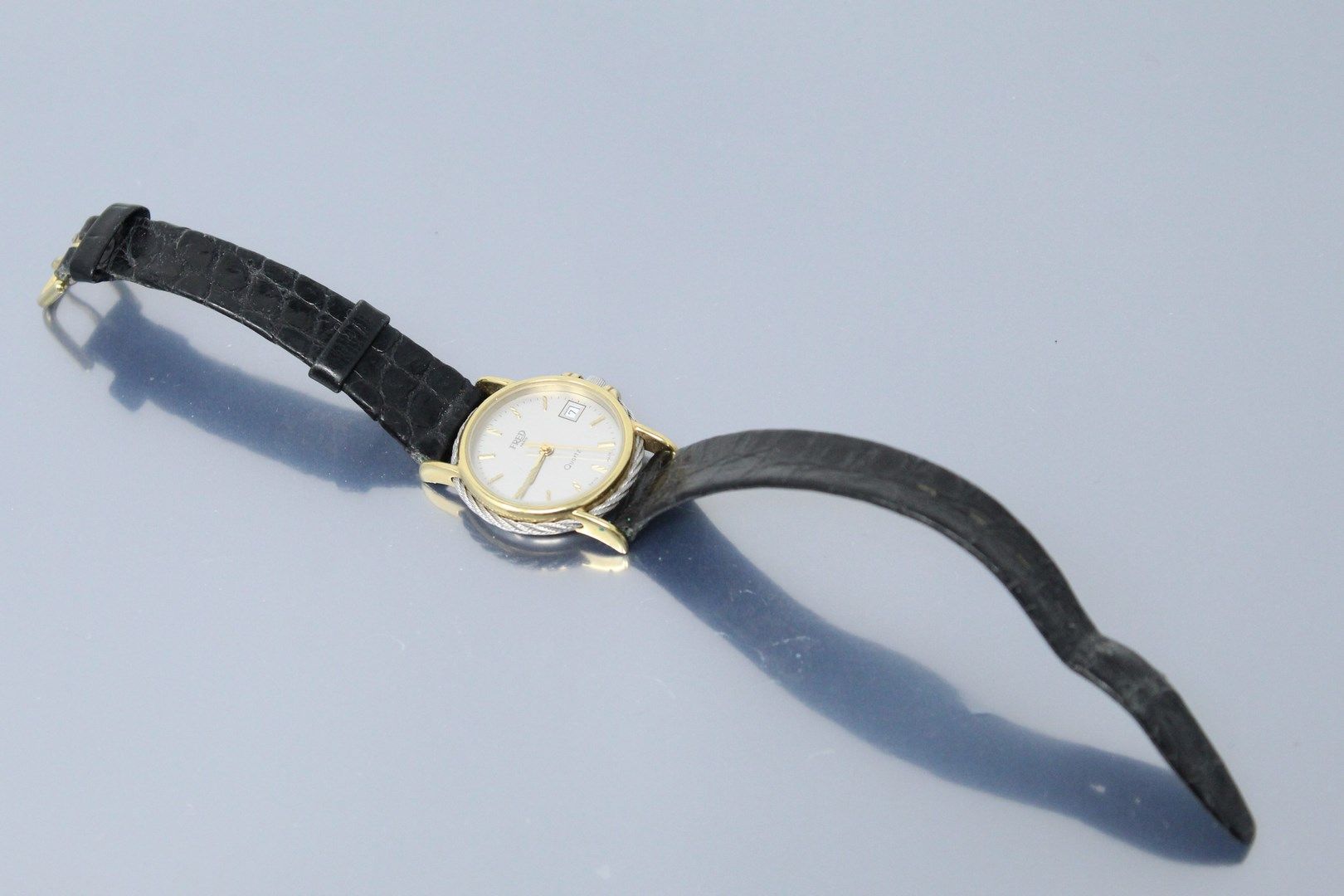 Null FRED 

Montre bracelet de dame en métal, boîtier rond à fond gris et index &hellip;