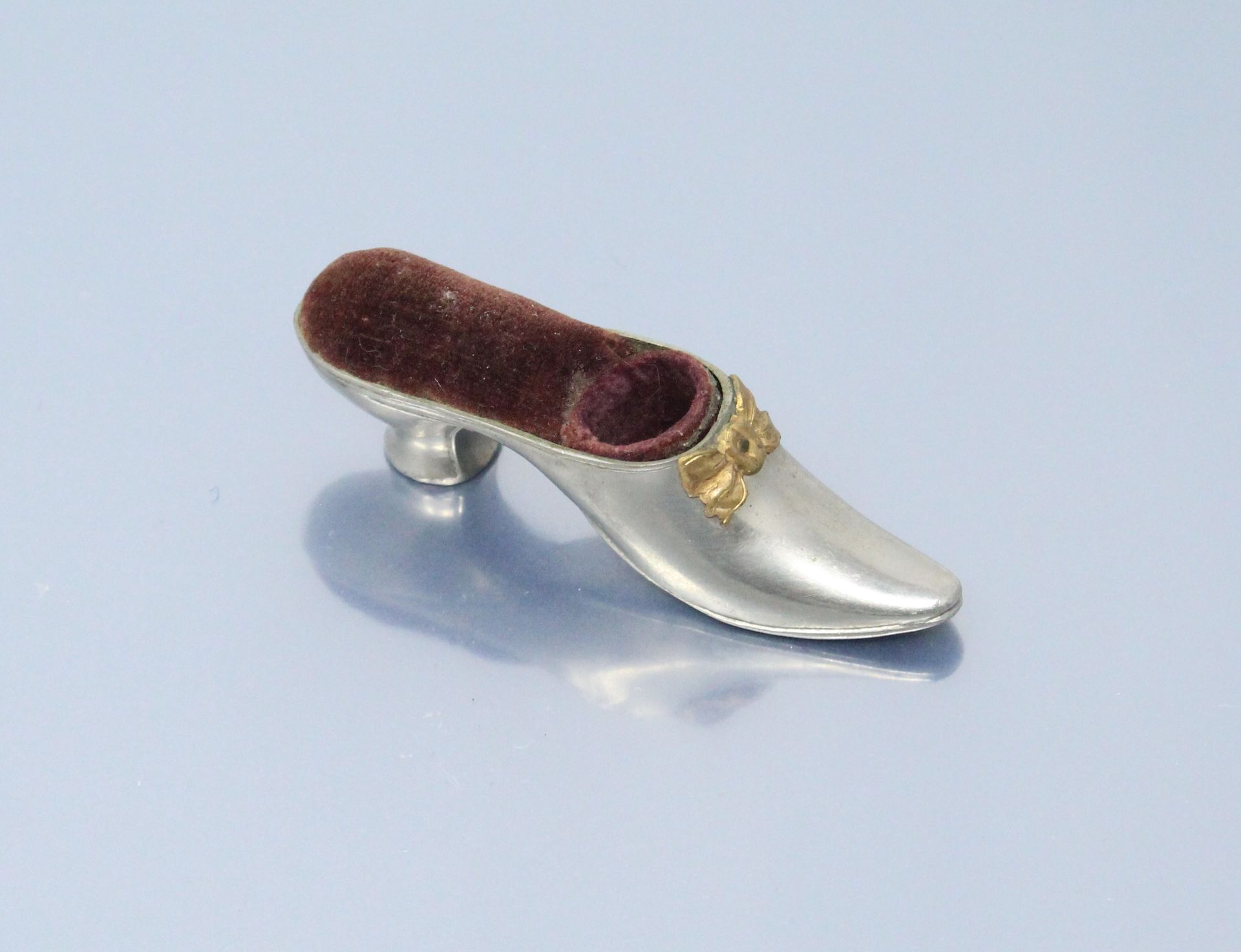 Null 金属鞋内衬天鹅绒，形成一个针座，一个用于顶针的槽（缺失）。

长：8.60厘米。