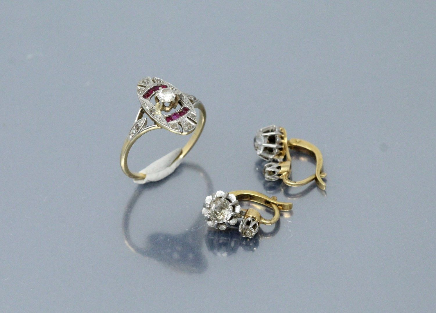 Null 一对18K（750）黄金和白金Dormeuses和一个镶有白色宝石和校准红宝石的戒指。

手指大小：56 - 毛重：6.57g。