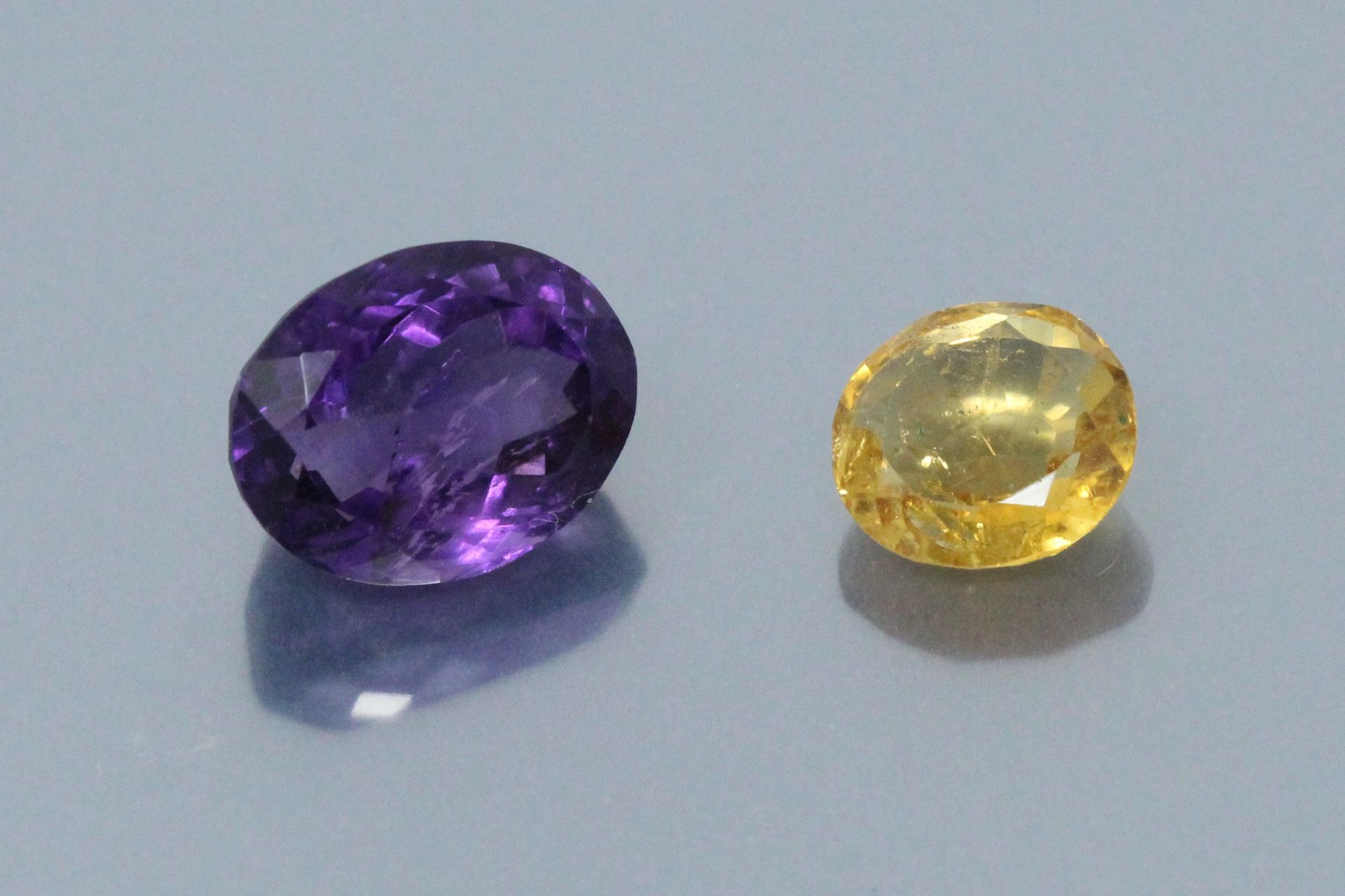 Null 本场拍卖会的两块纸上石头包括:

- 一颗椭圆形的紫水晶，附有一份GJSPC报告。重量：6.40克拉。

- 一颗圆形的黄水晶，有一份GLI报告。重量&hellip;